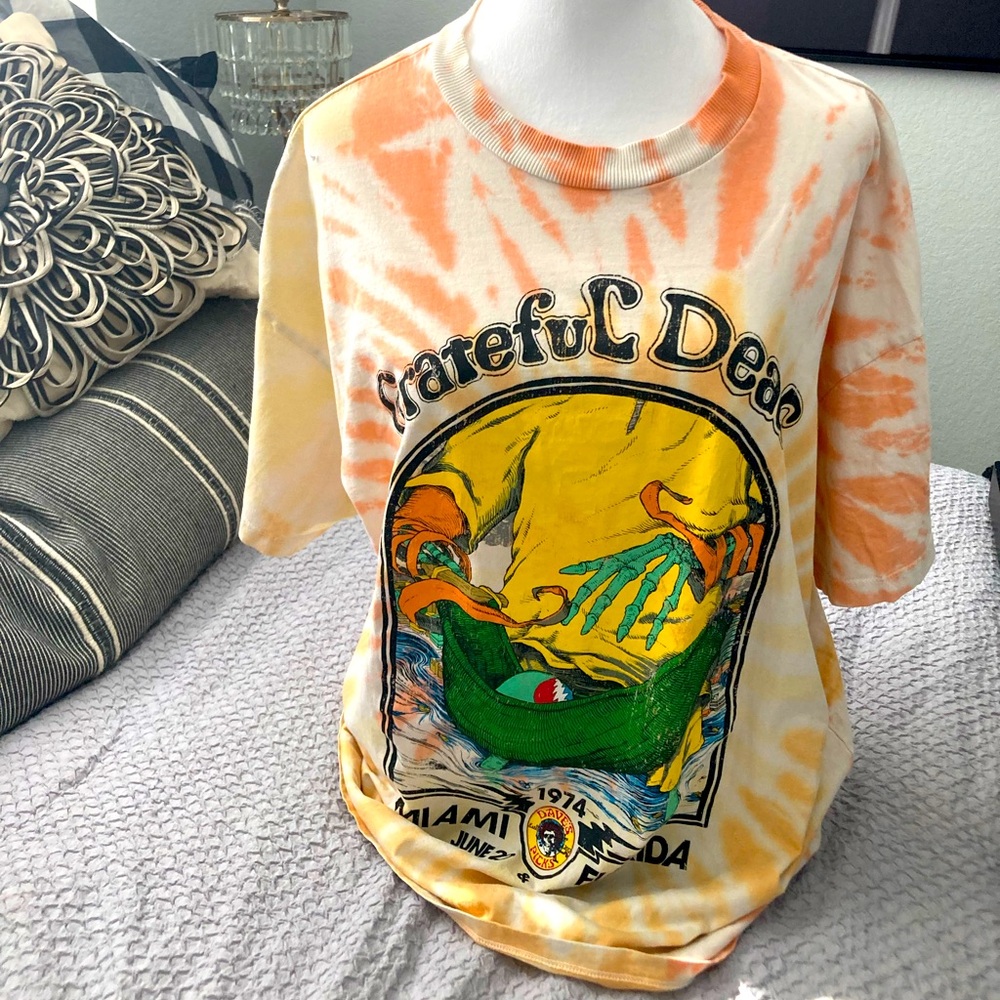 Awesome Grateful Dead T-shirt! Great colors loose fit. Never worn!. Great look!